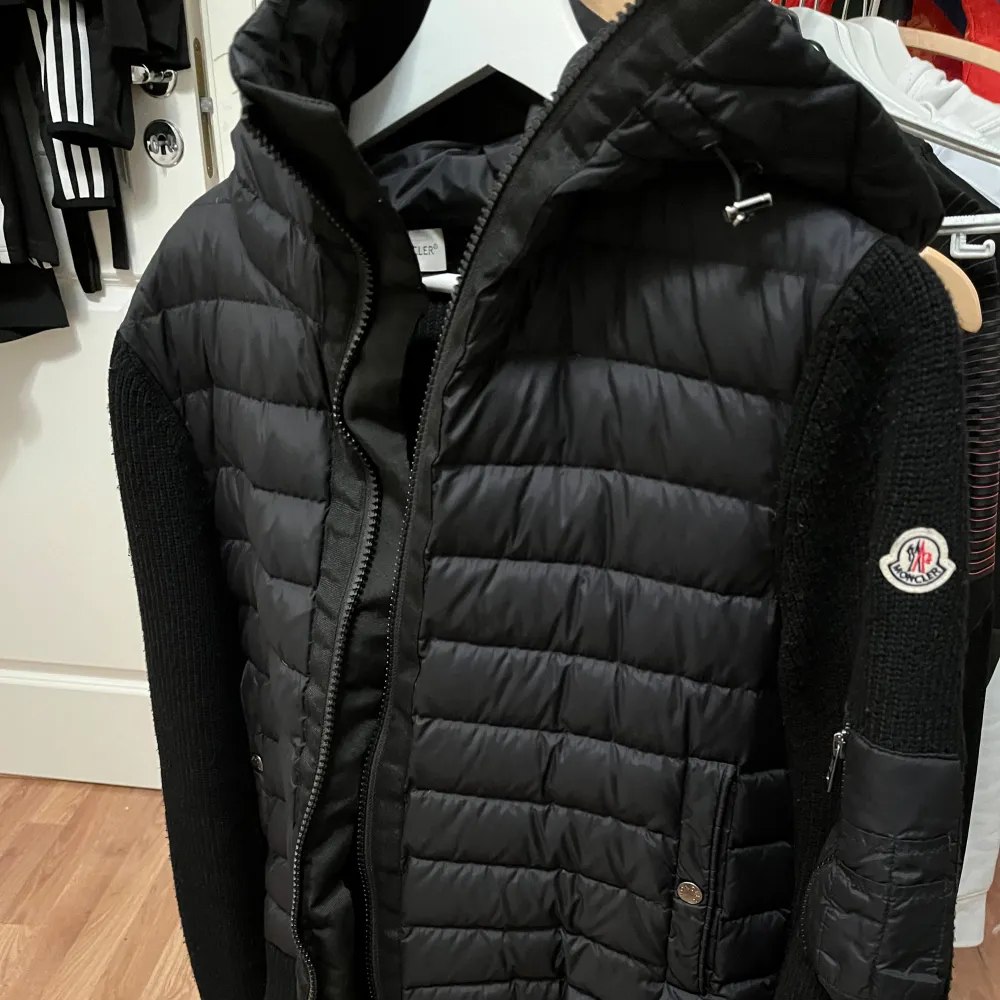 Moncler Cardigan i storlek M, (sitter en som S). Jätteskön höst / vår jacka.  Jättebra skick, använd sparsamt.. Jackor.