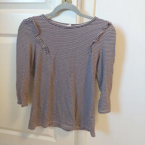 Topp 3-kvarts - Fin 3-kvarts topp från Esprit, brun och vit randig, är i storlek M men passar även S, fint skick! Säljer även en liknande, vid köp av båda blir endast frakt för ena