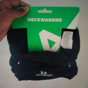 Neck Warmer - Säljer en Oanvänd Neck Warmer! Den är.väldigt varm & bekväm som gör den perfekt för Vintern. Den får att spänna!