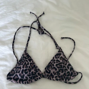 Leopard bikini överdel  - Säljer min super fina leopard överdel då den var i fel storlek, därav aldrig använd💗