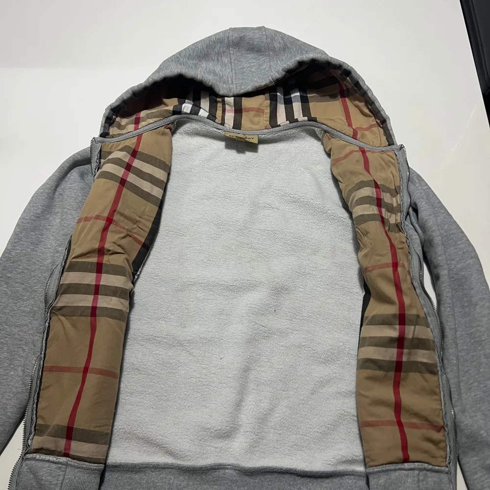 Säljer denna snygga burberry zipup då den inte används så mycket. Skick: lika gott som nytt. Det är bara till att skriva vid intresse! OBS: storlek M men sitter som S. Hoodies.