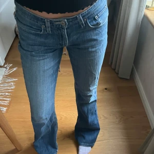 Levis jeans  - Säljer dessa jättefina lågmidjade Levi’s jeansen 💖💖 W26 L32, skulle säga att de sitter ungefär som en storlek 36  Priset går att diskutera så ge gärna prisförslag! 💕