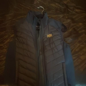 norrlands guld väst - säljer nu min brosas marin blå norrlands gulds väst för den andvänds inte 