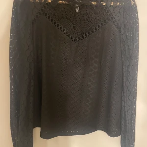 Blus  - Svart blus med lite spets detaljer Använd 1 gång 