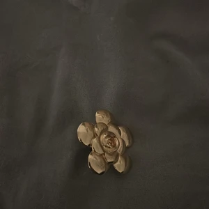 En väldigt söt guld ring  - En storlek, blomm ring , guld , INTE rostfri ! , inte använd alls mycket .