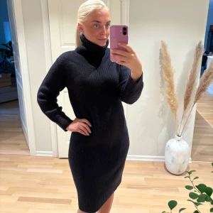 Stickad klänning  - Stickad klänning i mörkblå färg. Storlek XS. 