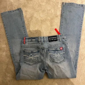 Jättecoola jeans  - Jättefina blåa jeans med vita detaljer på fickorna. Midjemått: 77cm Innerbenslängd: 80cm
