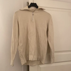 Zara Halv-zip - En beige halv-zip ifrån Zara i Storlek M. Sparsamt använd och tvättas innan frakt.