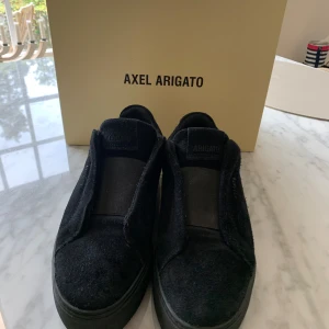 Axel Arigato 360 Laceless stl. 39 - Svarta Axel Arigato Clean 360 Laceless sneakers, stl 39. Knappt använda och i mycket bra skick. Nypris 2500 kr. 
