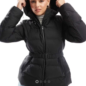 Slutsåld ASOS jacka  - Hej! Säljer denna slutsålda ASOS jackan. Superfin figurpassform och bälte i midjan. Aldrig använd storlek M 🩷märket är stradivarius! 