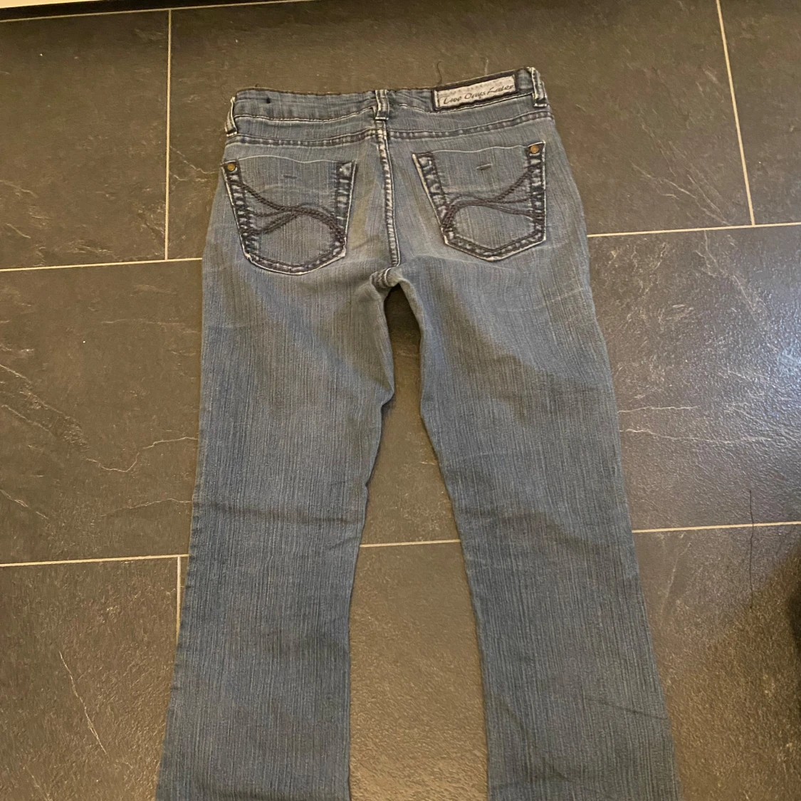 Lågmidjade ljusblåa bootcut jeans - 91