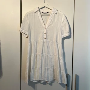 Vit klänning zara - Söt vit klänning i linne från zara💕 strlk S och i mycket  Bra skick🌺💕🌸