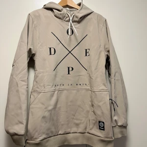 Dope jacka - Skidjacka/snowboardjacka Använd en säsong, bra skick Storlek S men sitter oversized 