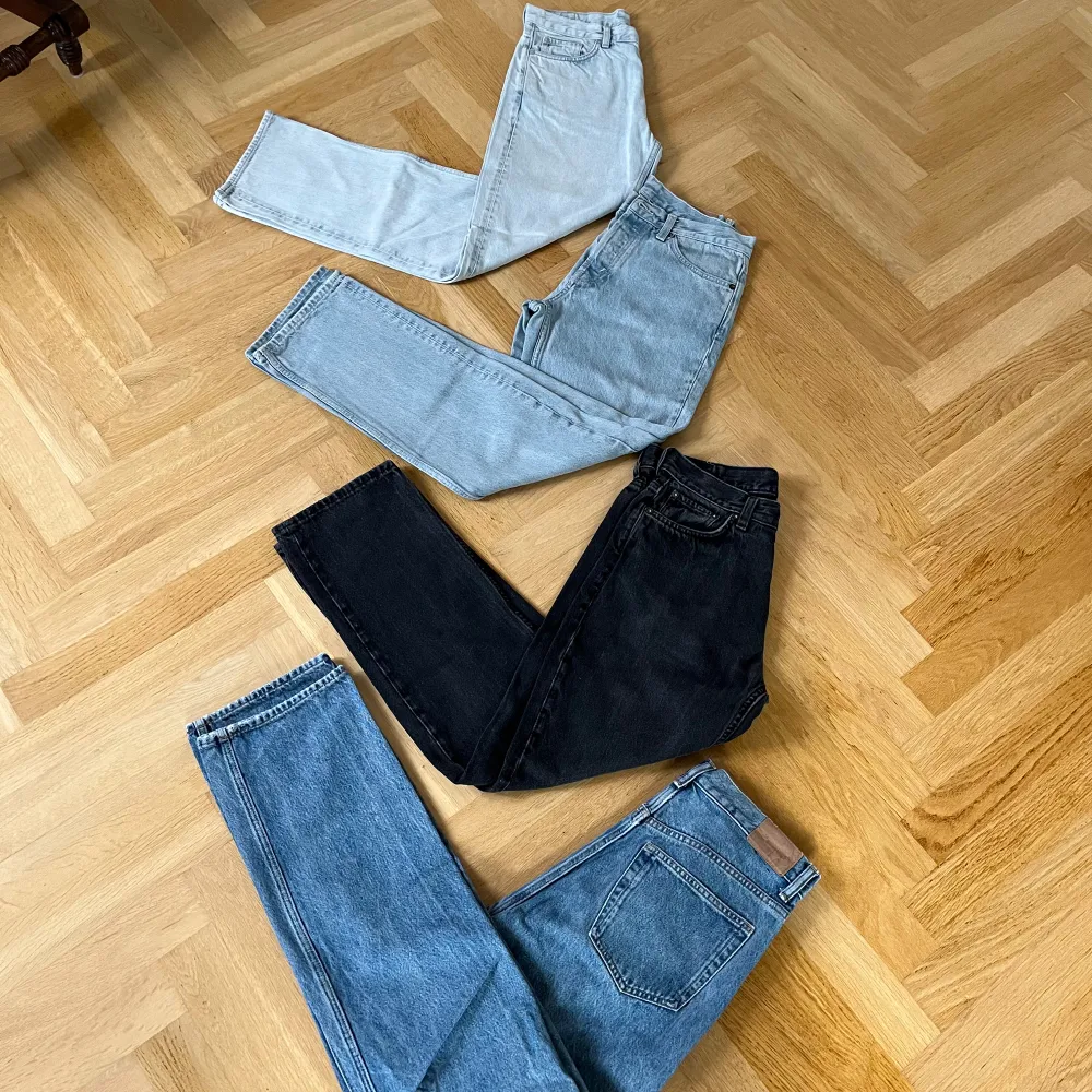 Säljer 4 st weekday space jeans för grymt pris! Ny pris på ett par jeans 600 kr. Kom gärna med frågor🤗 Storlek 29/32 på alla förutom ljus blå som är 27/32.. Jeans & Byxor.