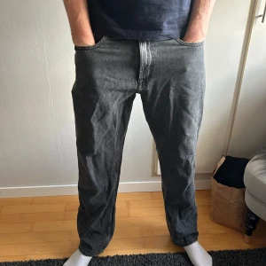 Jeans - Säljer mina jeans som är köpta från en butik i Göteborg. Knappt använda. Storlek L. Nypris 800 säljer för 200.
