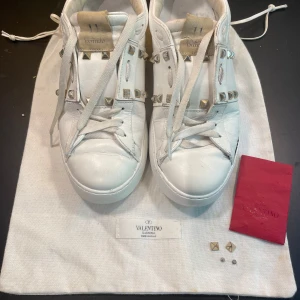 Valentino skor st 40 - Säljer dessa snygga valentino skor i storlek 40. Det finns tecken på användning som att en gulddetalj saknas. Skon är också lite sliten inne i sulan. Annars är de i bra skick och säljs för ett väldigt bra pris. Tveka inte att höra av dig för frågor. 