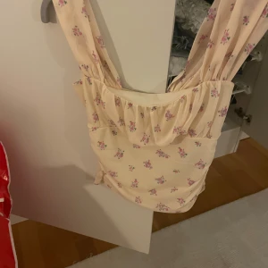 Söt topp  - Söt gul topp från Gina som är i väldigt bra skick. Den är nästan aldrig använd men så fin. 