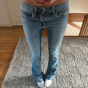 Lågmidjade utsvänga jeans  - Skir skygga jeans köpta på secondhand,sitter super fint.Midjemåttet 38 cm och innerbenslängen 78 cm