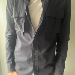 Svart overshirt  - Skitsnygg svart overshirt som ej kommer till användning. 