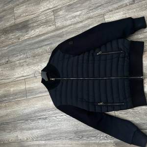 Moncler cardigan i bra skick, bra färg och passar till mycket. Nypris 9000