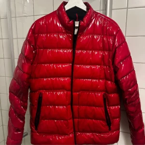 Moncler size 4  - Moncler agar giubbotto storlek 4 motsvarar large. 