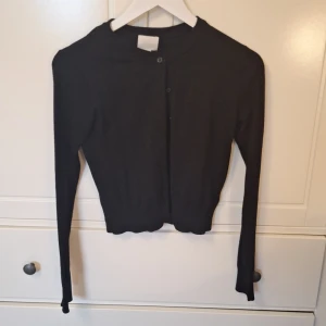 Svart Kofta - Svart fin knapp kofta från hm I storlek xs.