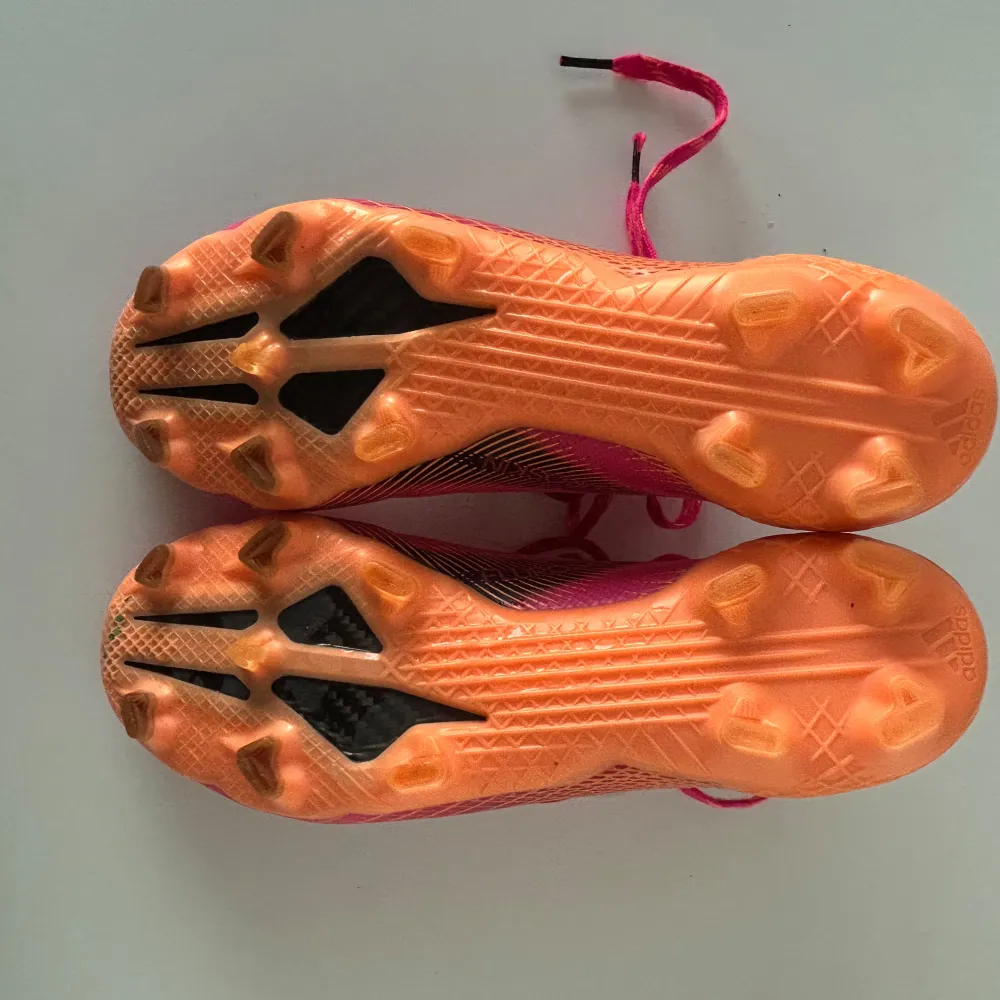 Snygga rosa fotbollsskor från Adidas, Elite modellen väldigt bra skick. Passar allt från 41-42. PRIS KAN DISKUTERAS. Kengät.