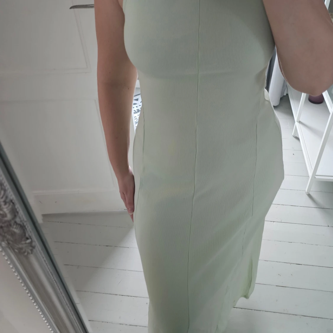 Ljusgrön ribbad långklänning med öppen rygg - 93