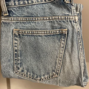  3 par Weekday jeans  - Säljer tre par jeans i olika färger: ljusblå, svart och beige. Alla har klassisk femficksdesign och är tillverkade i slitstarkt denimtyg. Perfekta för en avslappnad stil. Bara att skriva om frågor och bilder.