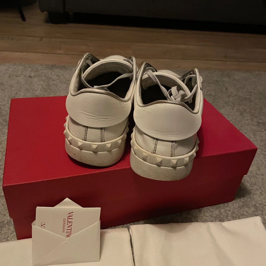 Valentino sneakers i vitt och svart - 2