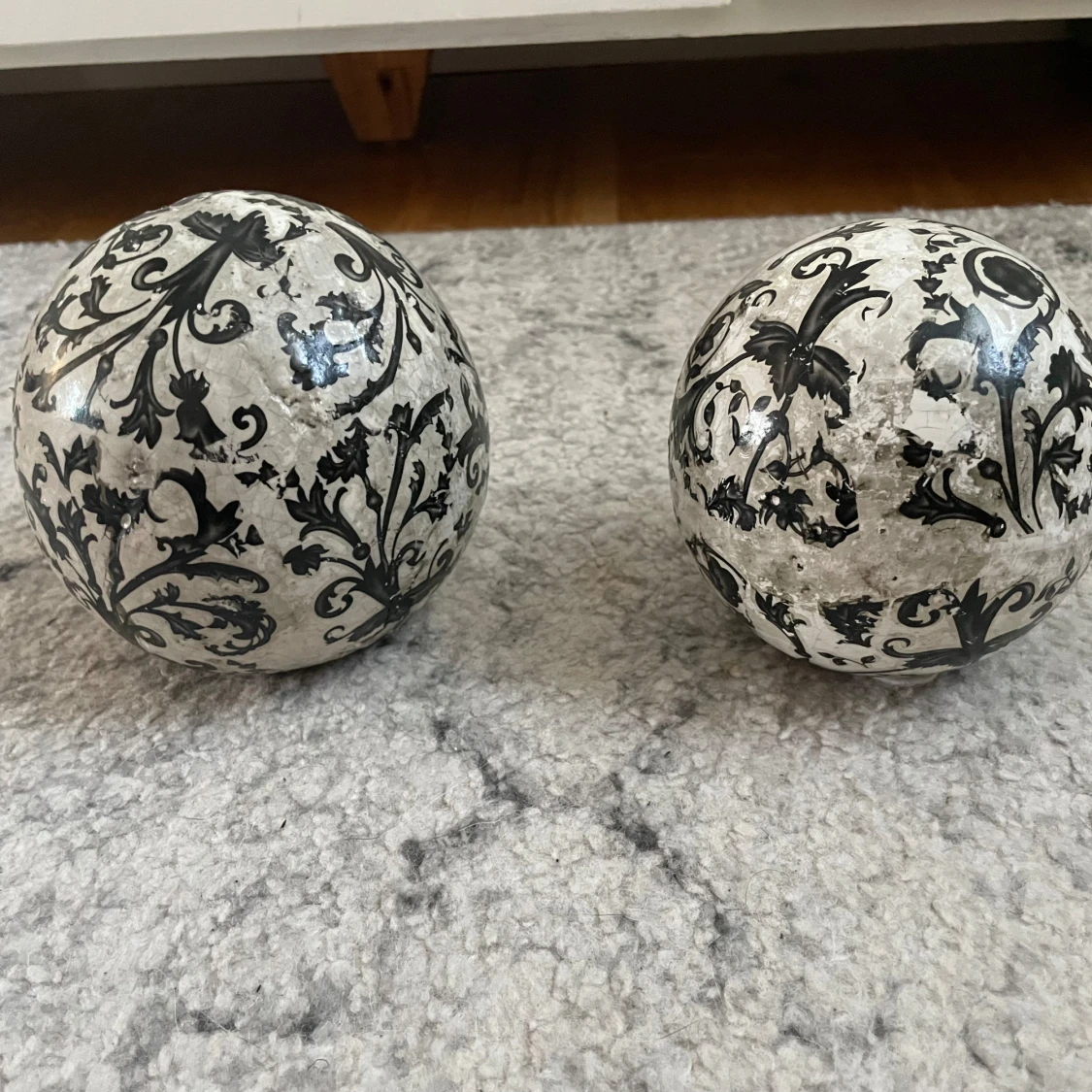 Dekorativa klot med svart mönster
