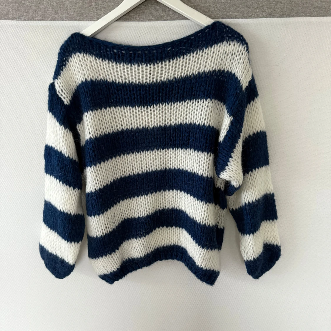 Randig stickad tröja i blått och vit - 90