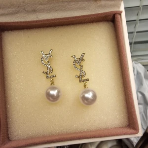 Guldörhängen med pärlor och strass - Passa på helt nya. Kolla gärna mina andra annonser 🌸.