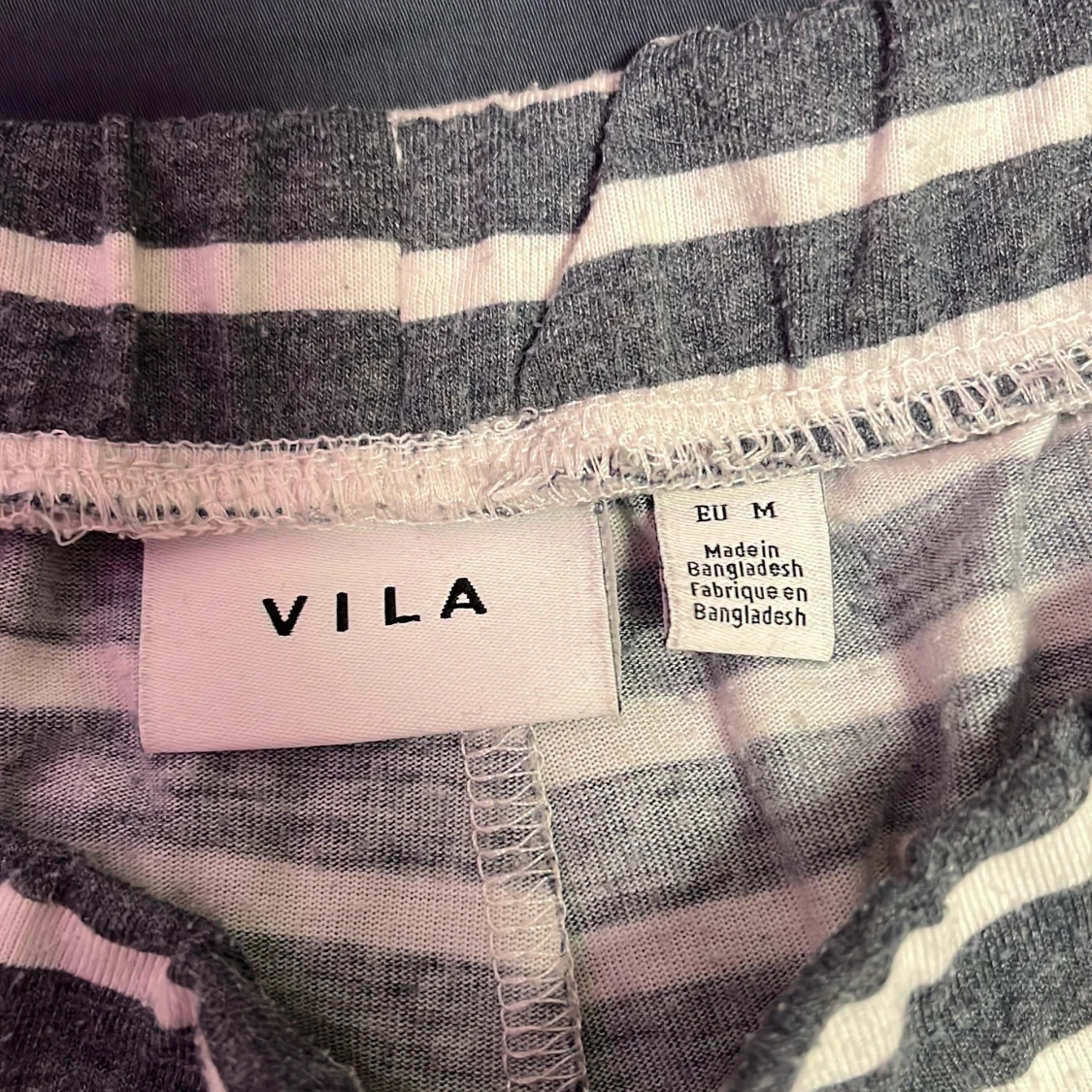 Randiga shorts från Vila - 90