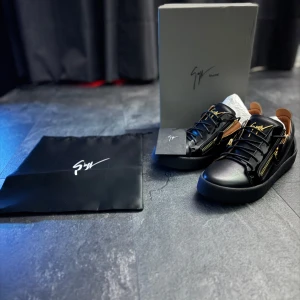 Giuseppe Zanotti - Säljer dessa 10/10 zanottis bara använda 1 gång för provning säljer för diggar ej vet ej om äkta eller inte men skulle gissa på nej 