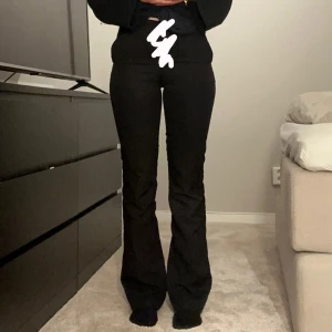 Svarta kostymbyxor - Snygga svarta midwaisted kostymbyxor med bootcut-stil från bikbok. Säljer pågrund av att de har blivit för små❤️ Byxorna har en klassisk design med en smickrande passform. Byxorna är använda mycket men i mycket bra skick, köpte för 499kr❤️priset går att förhandla vid snabb affär❤️