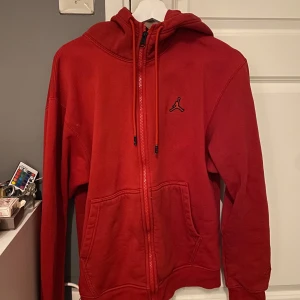 Nike jordan hoodie, röd - Röd Nike Jordan hoodie i storlek S men passar riktigt bra i M också. Använda några få gånger!