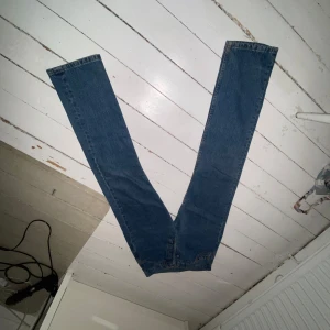 Blå jeans från Levis - Klassiska blå jeans från Levis med rak passform. De har en traditionell femficksdesign och en tydlig Levis-lapp på baksidan/ som av nån anledning klippts bort🤷‍♂️🤷‍♂️. Perfekta för en avslappnad stil.👍
