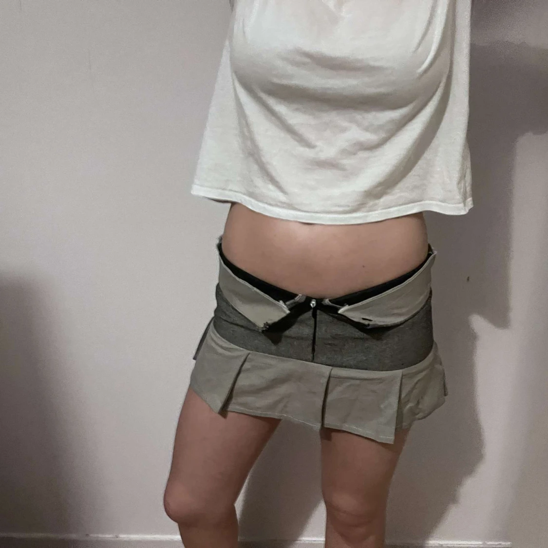 Grå minikjol med dragkedja - 90