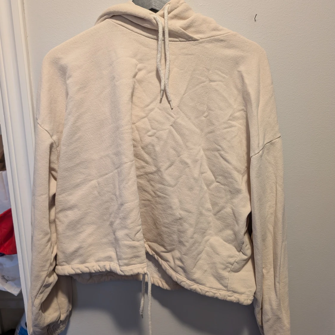 Beige hoodie med dragsko