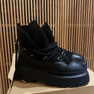 Inuikii - oanvända  - Oanvända Inuikii, säljer pga att jag fick fel storlek. Pris på hemsida 3,970 SEK. Mitt pris: 2,000 SEK.   Endurance Trekking Black   https://inuikii.com/endurance-trekking-75202-112-201-37  The «Endurance Trekking» has the specially developed Endurance sole, which is robust and light at the same time. Good grip and warm feet ensure the ideal mix of functionality and glamour. The shoes are handcrafted in Europe using high-quality materials.