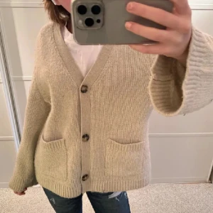 Beige stickad kofta - Mysig beige stickad kofta med knappar framtill och två fickor. Perfekt för kyliga dagar och ger en avslappnad look. Passar bra till jeans eller leggings❤️❤️