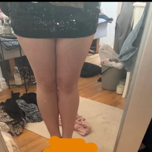 Svart paljettkjol - Snygg svart kortkjol täckt med glittriga paljetter. Perfekt för att sticka ut på festen. Kjolen har en tight passform och är idealisk för en glamorös look.💋💋