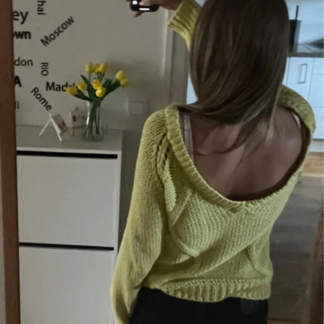 Gul stickad tröja med öppen rygg - 90