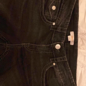 Svarta jeans från Gina Tricot - Snygga svarta jeans från Gina Tricot med klassisk femficksdesign och knappgylf. Perfekta för en stilren look. Passar till många olika outfits och tillfällen.