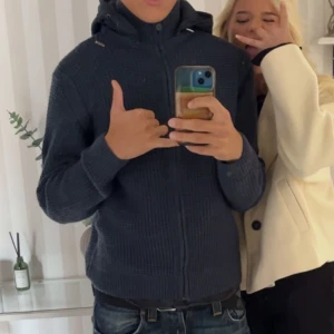 Stickad Polo Club cardigan  - Säljer en mörkblå stickad polo club cardigan i storlek M. (Jag är 185cm lång) Bra skick, haft i ungefär 6 månader. Nypris: 1400kr