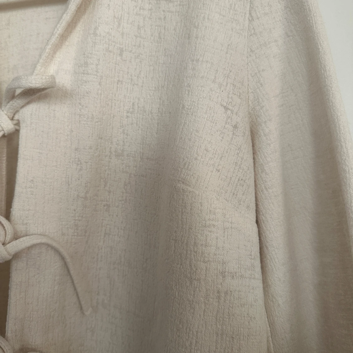 Vit blus med knytning - 3