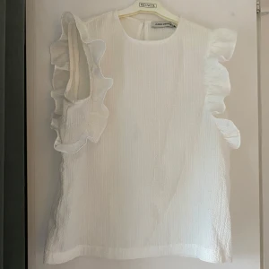 Vit blus med volangdetaljer - Säljer en stilren vit blus från Carin Wester😍✨✨