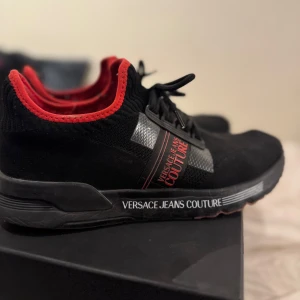 Versace skor - Storlek 42. Köpa från johnells för 2000kr+ Klicka gärna köp nu, frakt samma dag. Fint skick, ta botten med en trasa och voila du har ett par näst intill nya skor :) Låda osv medföljer!