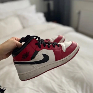 Nike Air Jordans i rött och vitt - Säljer mina älskade jordens Mid. Snygga Nike Air Jordans i rött och vitt med svarta detaljer. Fint skick. Kan rengöra innan jag postar! Köpt för 3500kr 